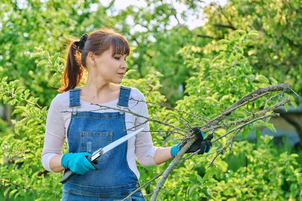 Vrouwelijke Tuinier Met Handzaag Droge Takken Lentetuin Verwijdering Van Zieke — Stockfoto