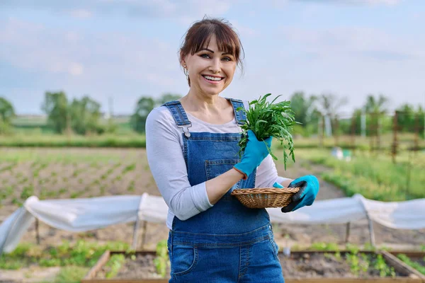 Potret Wanita Petani Paruh Baya Yang Tersenyum Dengan Keranjang Tanaman — Stok Foto