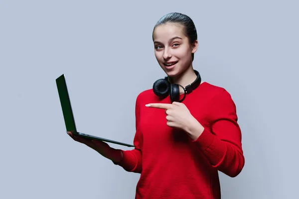 Teenage Girl Red High School Student Pointing Finger Laptop Monitor — Stock Photo, Image