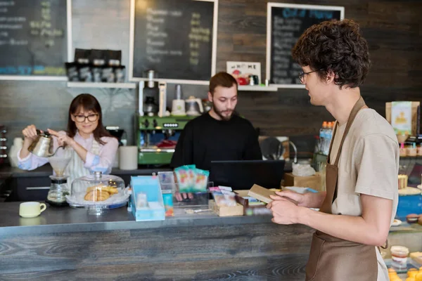 Des Employés Café Jeune Homme Dans Tablier Vue Café Petite — Photo