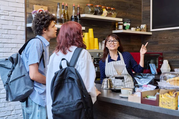 Jovem Mulher Clientes Café Fazendo Uma Ordem Falando Com Trabalhador — Fotografia de Stock
