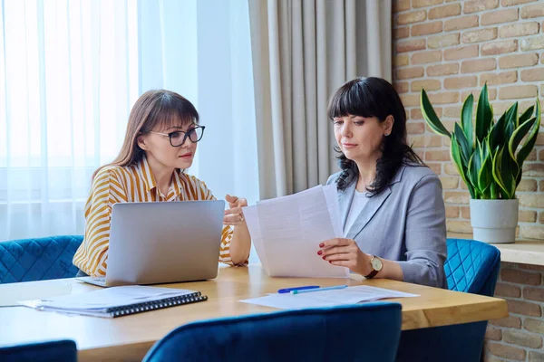 Two Mature Business Women Colleagues Sitting Large Table Office Business — Stock Photo, Image