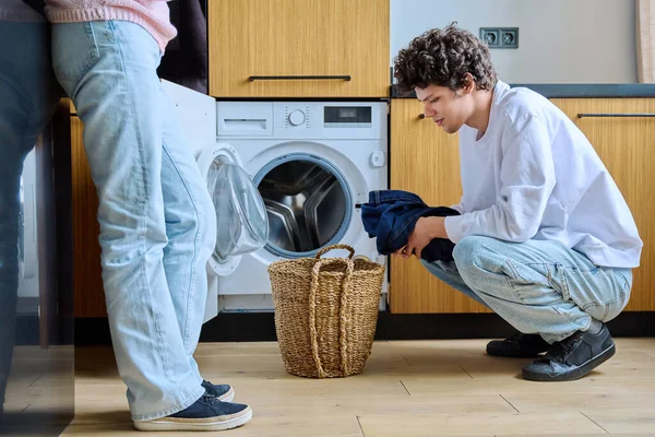 Junger Kerl Hause Der Küche Mit Einer Waschmaschine Und Einem — Stockfoto
