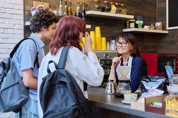 コーヒーショップの若い男性と女性の顧客は 女性バリスタカフェの労働者と話を注文します フードサービスの職業 中小企業 スタッフ 人々の概念 — ストック写真