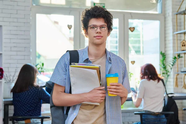 Πορτρέτο Του Νεαρού Φοιτητή Takeaway Καφέ Στο Κολέγιο Καφετέρια Τύπος — Φωτογραφία Αρχείου
