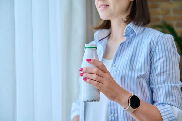 Nahaufnahme Von Fermentierter Milch Flaschen Frauenhänden Hause Fenster Gesundes Frühstück — Stockfoto
