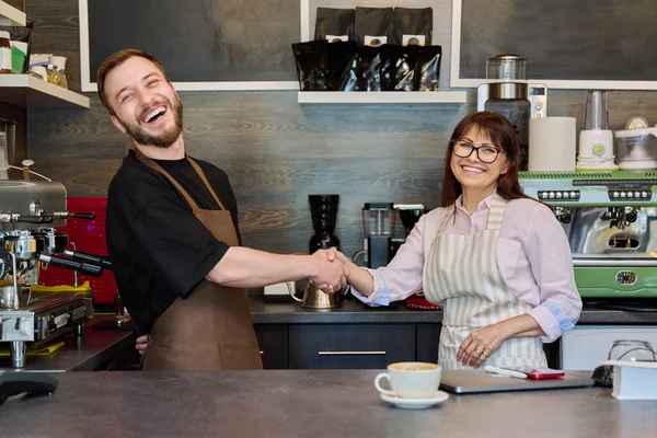 パートナー 男性と女性はカウンターの近くのコーヒーショップで手を振る チーム 小規模ビジネス スタッフ チームワーク 起業家精神 パートナーシップの概念 — ストック写真