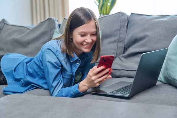 Joven Mujer Feliz Sonriente Usando Ordenador Portátil Del Teléfono Inteligente —  Fotos de Stock