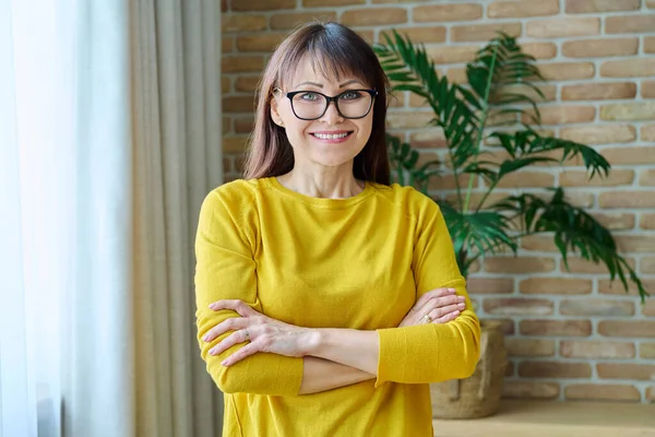 Porträt Einer Positiven Selbstbewussten Frau Mittleren Alters Hause Lächelnde Erfolgreiche — Stockfoto