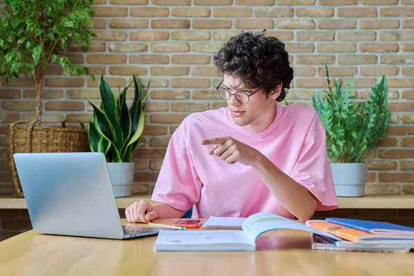 Guy College Student Sitzt Schreibtisch Hause Mit Lehrbüchern Laptop Haben — Stockfoto