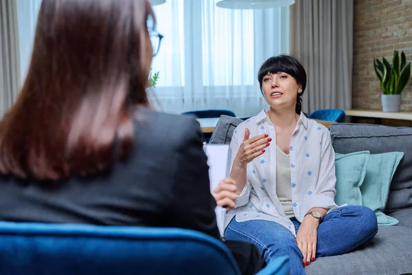Dojrzała Kobieta Spotkaniu Psychologiem Letnia Kobieta Rozmawiająca Terapeutką Zdrowie Psychiczne — Zdjęcie stockowe