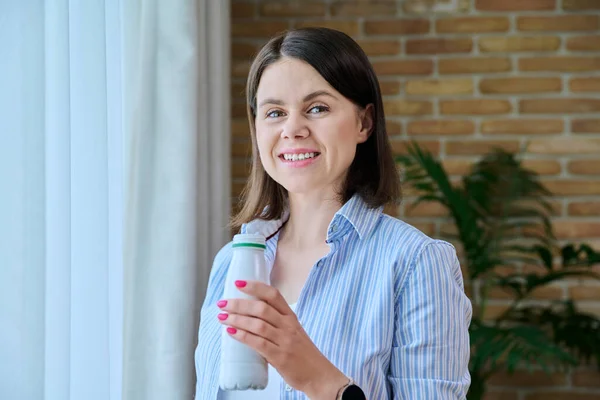 Junge Frau Trinkt Fermentiertes Milchprodukt Aus Der Flasche Hause Fenster — Stockfoto