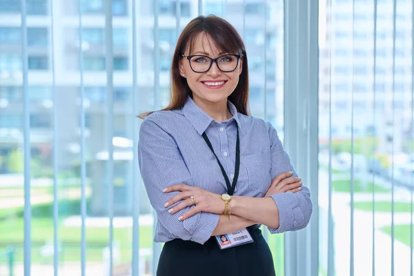 Porträt Einer Freundlichen Geschäftsfrau Mit Abzeichen Personalausweis Büro Fenster Selbstbewusste — Stockfoto