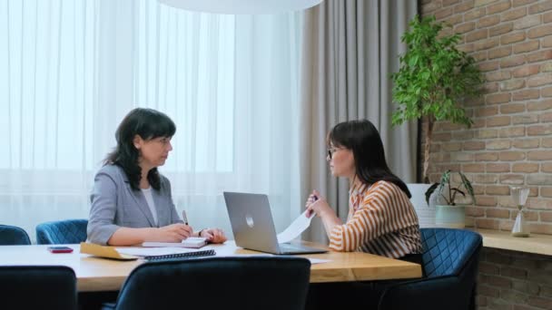 Dos Mujeres Negocios Maduras Colegas Sentados Mesa Grande Oficina Con — Vídeos de Stock