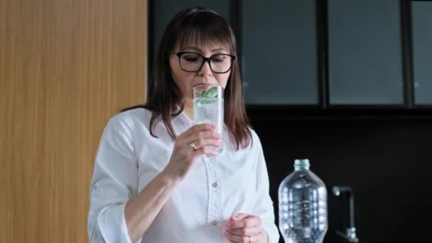 Mulher Madura Bebendo Copo Água Com Hortelã Limão Casa Cozinha — Vídeo de Stock