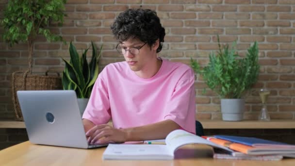 Schöner Typ Jahre Alt Student Der Laptop Tippt Und Hause — Stockvideo