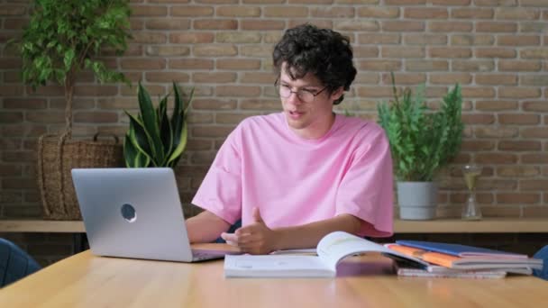 Studente Aan Een Bureau Thuis Met Een Laptop Online Les — Stockvideo