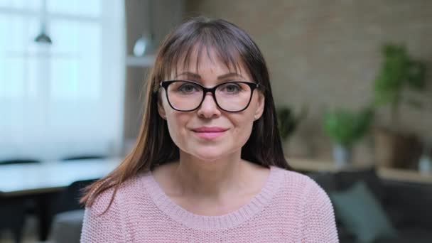 Retrato Headshot Mulher Meia Idade Positiva Com Óculos Casa Sorrindo — Vídeo de Stock