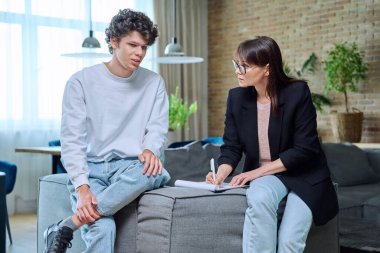 18-20 yaşlarında genç bir erkek öğrenci terapi seansında kadın psikolog danışmanıyla iletişim kuruyor. Psikoterapistten psikolojik sorunlar, profesyonel tedavi desteği