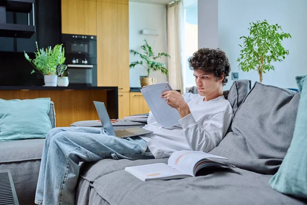 Schöner Typ College Student Der Hause Auf Dem Sofa Sitzt — Stockfoto
