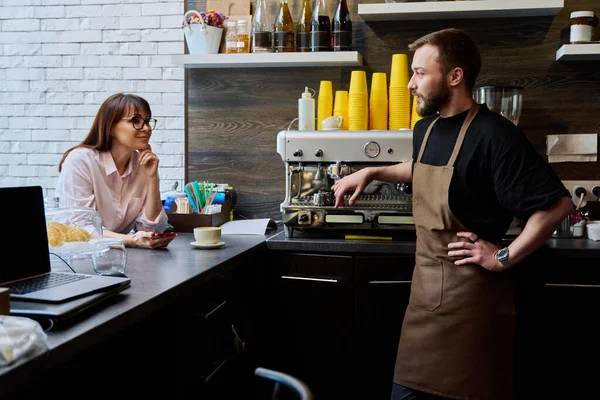 Jeune Barista Mâle Parlant Une Cliente Dans Café Près Comptoir — Photo
