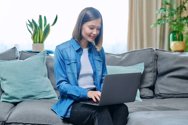 Mujer Joven Sentada Sofá Usando Ordenador Portátil Tecnologías Internet Para —  Fotos de Stock