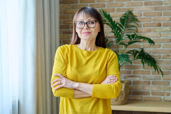 Porträt Einer Positiven Selbstbewussten Frau Mittleren Alters Hause Lächelnde Erfolgreiche — Stockfoto