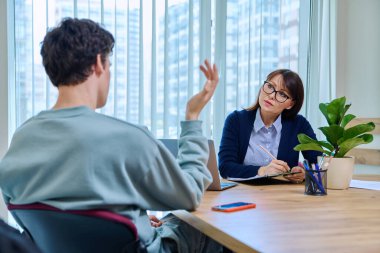 18 yaşında bir öğrenci, 19 yaşında psikolog, sosyal hizmetler görevlisi ve üniversite ofisinde akıl hocası ile terapi görüşmesinde. Sosyal hayat, akıl sağlığı, psikoloji, gençlik kavramı