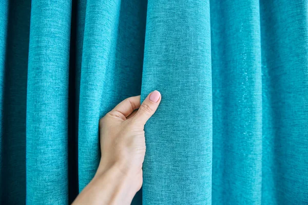 Голубые Бирюзовые Текстурные Полиэфирные Шторы Окне Крупным Планом Руки Трогательные — стоковое фото