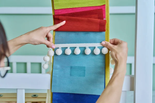 Mujer Diseñadora Eligiendo Telas Accesorios Textiles Para Decorar Habitación Los — Foto de Stock