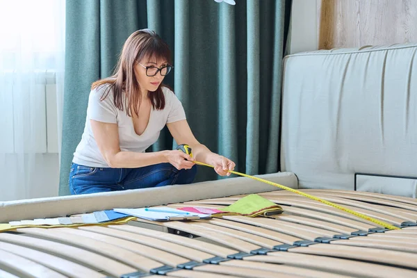 Vrouw Textiel Ontwerper Decorateur Met Een Meetlint Meten Van Grootte — Stockfoto