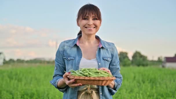 Mujer Agricultora Sonriente Jardinero Con Canasta Espárragos Verdes Huerta Fondo — Vídeos de Stock