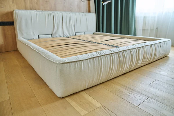 寝室のインテリアにマットレスのない木製のスラット付きの大規模な近代的なダブルベッド — ストック写真
