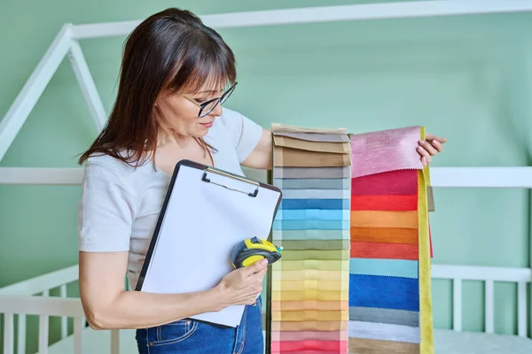 Decorador Diseño Interiores Mujer Con Paleta Cinta Tela Multicolor Medir —  Fotos de Stock