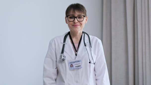 Portrait Confident Mature Female Doctor Looking Camera Arms Crossed Office — Vídeo de Stock