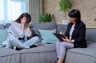 Orta yaşlı üzgün kadın psikolojik terapi seansında hayal kırıklığına uğradı. Psikolog, terapist dinliyor, not tutuyor. Ruh sağlığı desteği, olgun insanlar, psikoterapi, psikoloji, tedavi