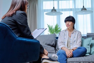 Terapide psikologla görüşen olgun bir kadın, terapistle konuşan 50 yaşında bir kadın. Yaşlıların akıl sağlığı, tedavi, psikolojik yardım, psikoloji psikoterapi konsepti