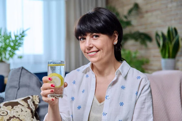 Donna Matura Sorridente Che Rilassa Casa Con Bicchiere Acqua Limone — Foto Stock