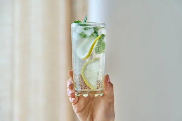 Cool Fresh Drink Sparkling Water Ice Lemon Mint Leaves Womans — Stock Photo, Image
