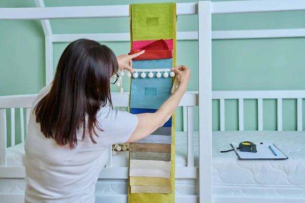 Mujer Diseñadora Eligiendo Telas Accesorios Textiles Para Decorar Habitación Los —  Fotos de Stock