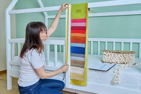 Designerin Mit Maßband Muster Von Stoffen Und Accessoires Messung Kinderbett — Stockfoto