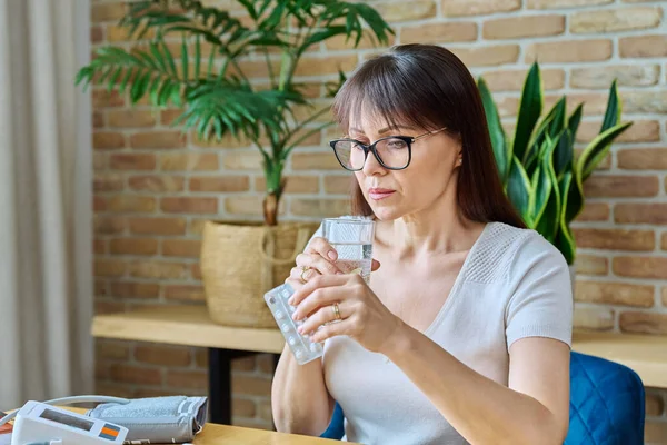 Reife Frau Mit Tabletten Und Einem Glas Wasser Hause Tisch — Stockfoto