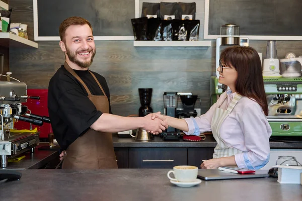 パートナー 男性と女性はカウンターの近くのコーヒーショップで手を振る チーム 小規模ビジネス スタッフ チームワーク 起業家精神 パートナーシップの概念 — ストック写真