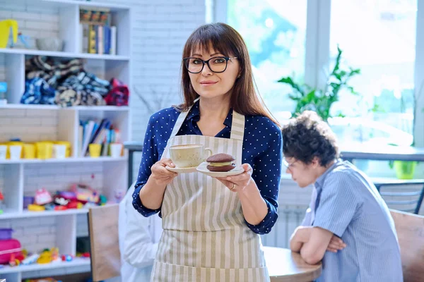 Portrait Une Propriétaire Café Réussie Tenant Une Tasse Fraîche Café — Photo