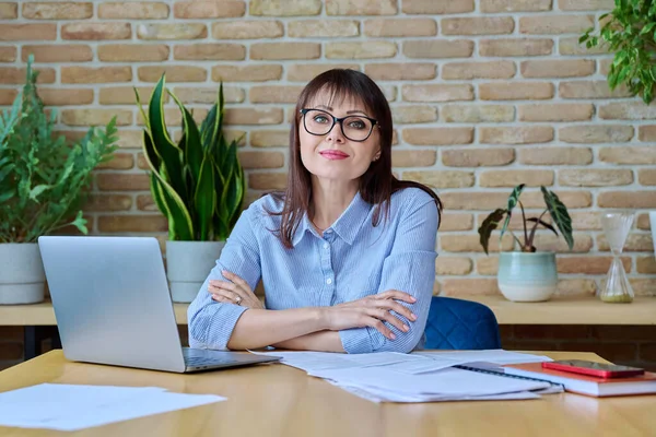 Middle Aged Confident Business Woman Office Worker Manager Looking Camera — Stock Photo, Image
