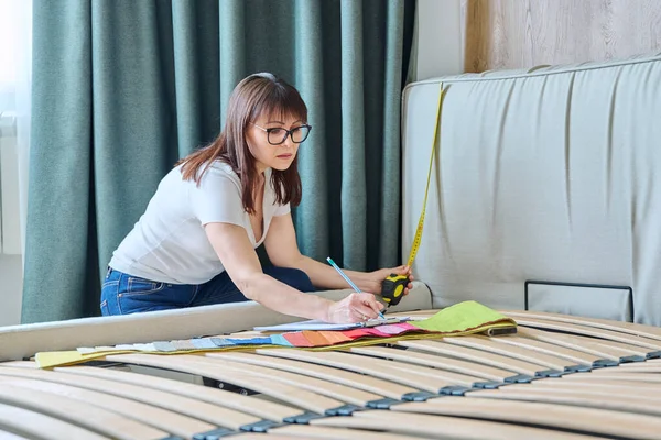 Kvinna Textildesigner Dekoratör Med Ett Måttband Som Mäter Storleken Sängen — Stockfoto