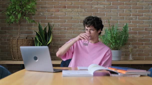Yaşlarında Yakışıklı Bir Öğrenci Masasında Oturmuş Laptopunu Daktilo Ediyor Bardakta — Stok video