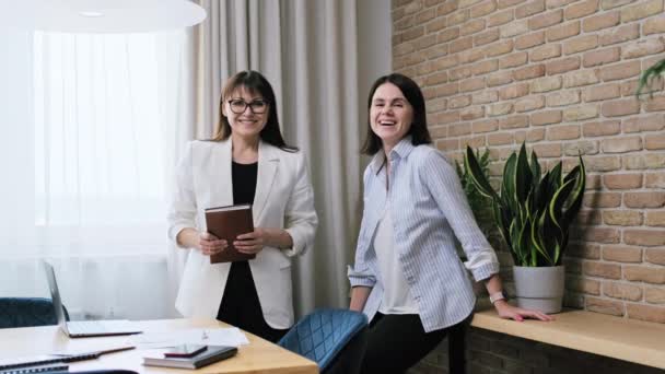 Dos Felices Mujeres Negocios Sonrientes Mirando Cámara Pie Oficina Negocios — Vídeo de stock