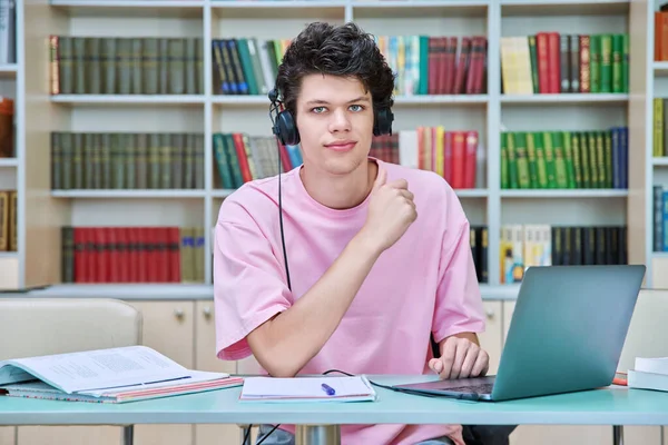 Junge Männliche Studenten Sitzen Mit Computer Laptop Und Büchern Der — Stockfoto