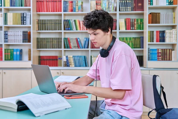 Junge Männliche Studenten Sitzen Mit Laptop Büchern Der Universitätsbibliothek Kerl — Stockfoto